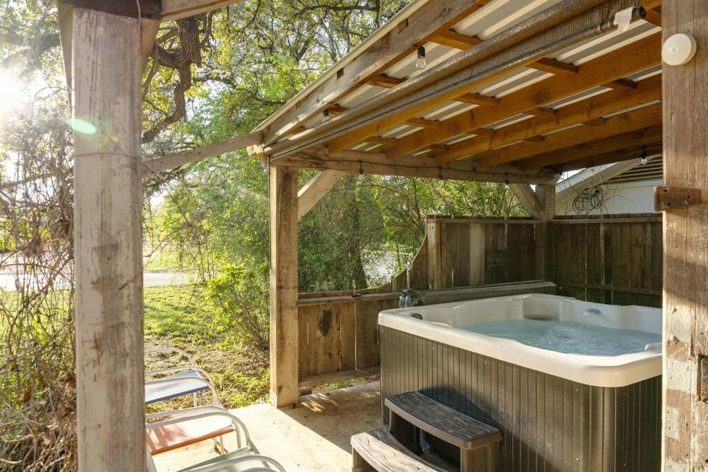 Pet Friendly! Hot Tub, 2Mins From Main, Fire Pit Villa Фредериксбург Екстериор снимка