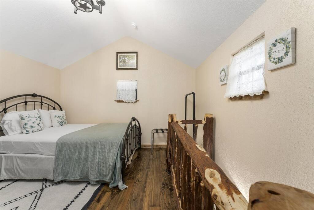 Pet Friendly! Hot Tub, 2Mins From Main, Fire Pit Villa Фредериксбург Екстериор снимка
